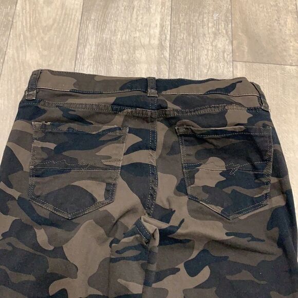 Womens SoHo Crosby Leg Ankle Camouflage Pants - Picture 6 of 7